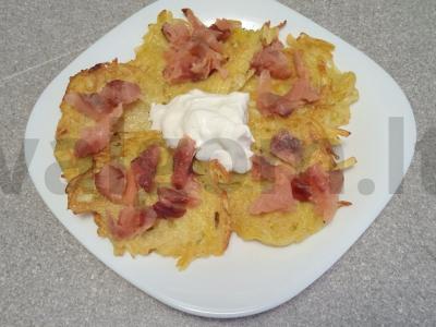 Bulviniai blynai su rūkyta lašiša pagrindine nuotrauka