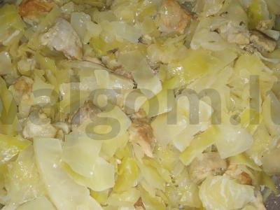 Troškinta kopūstai su kiauliena keptuvėje pagrindine nuotrauka