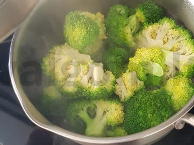 Brokoliai orkaitėje su sūriu Žingsnis 1