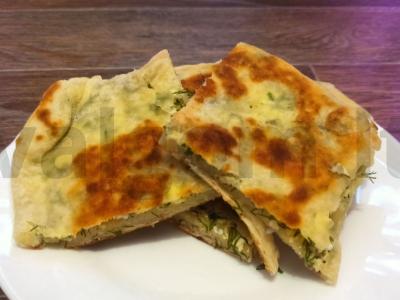 Hachapuri su virtų kiaušiniu ir krapais pagrindine nuotrauka