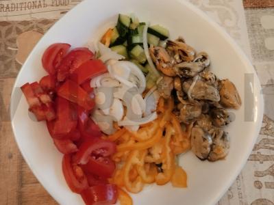 Salotos su midijomis, pomidorais ir sezamų padažu Žingsnis 6