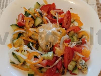 Salotos su midijomis, pomidorais ir sezamų padažu pagrindine nuotrauka