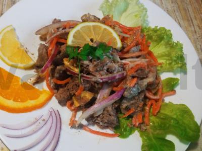 Aštrus vištienos kepenėlių salotas su apelsinu ir jalapeño pagrindine nuotrauka