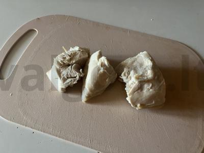 Skanus salotas su traškučiais ir marinuotais grybais Žingsnis 1