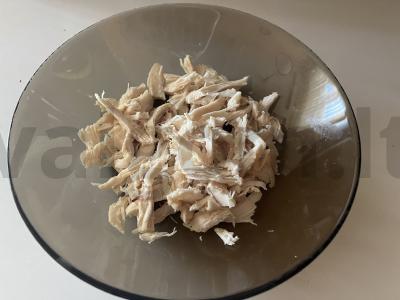 Skanus salotas su traškučiais ir marinuotais grybais Žingsnis 3