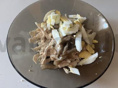 Skanus salotas su traškučiais ir marinuotais grybais Žingsnis 10