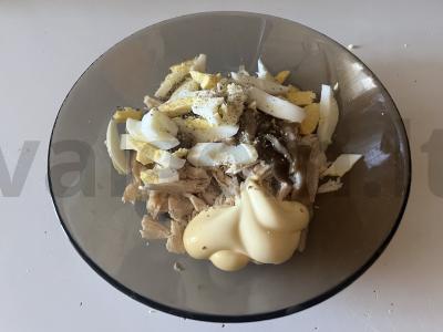 Skanus salotas su traškučiais ir marinuotais grybais Žingsnis 11