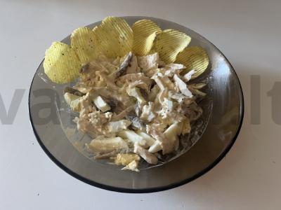 Skanus salotas su traškučiais ir marinuotais grybais pagrindine nuotrauka