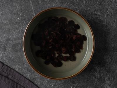 Varškės pyragas su džiovintomis vyšniomis Žingsnis 1