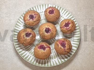 Kefyro keksiukai su šokoladu ir vyšniomis pagrindine nuotrauka