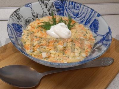 Vitaminų salotas su grietinės-mustardo padažu pagrindine nuotrauka