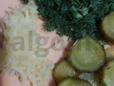 Sumuštiniai su šprotų ir marinuotais agurkais Žingsnis 3