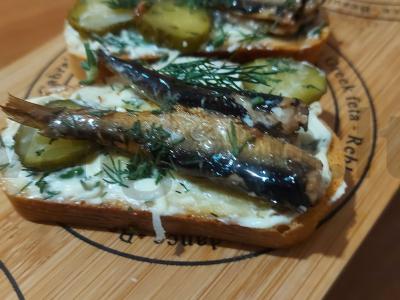 Sumuštiniai su šprotų ir marinuotais agurkais pagrindine nuotrauka