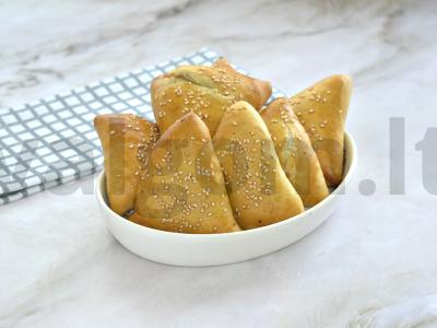 Sluoksniuotos tešlos samsa su faršu pagrindine nuotrauka