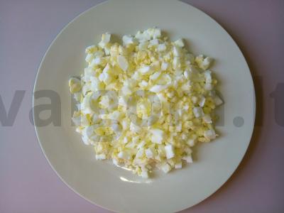 Sumuštiniai su agurkais, kiaušiniais ir konservuotais žaliaisiais žirneliais Žingsnis 1