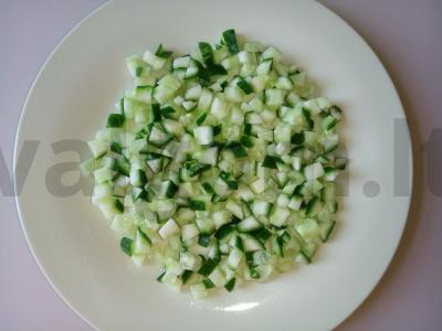 Sumuštiniai su agurkais, kiaušiniais ir konservuotais žaliaisiais žirneliais Žingsnis 2