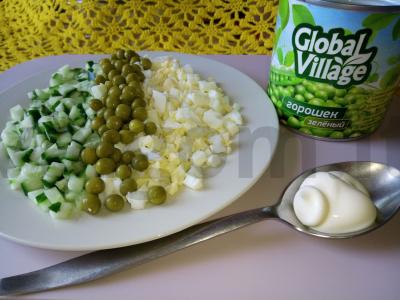 Sumuštiniai su agurkais, kiaušiniais ir konservuotais žaliaisiais žirneliais Žingsnis 3