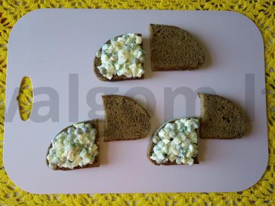 Sumuštiniai su agurkais, kiaušiniais ir konservuotais žaliaisiais žirneliais Žingsnis 4