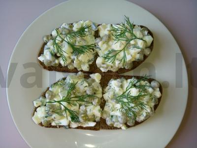 Sumuštiniai su agurkais, kiaušiniais ir konservuotais žaliaisiais žirneliais pagrindine nuotrauka