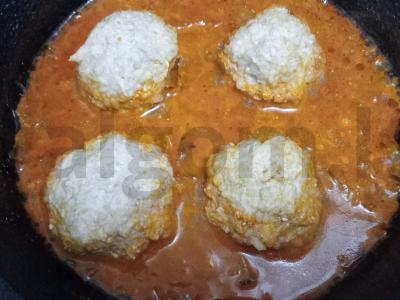 Vištienos faršo ir ryžių kotletai pomidorų sultyse Žingsnis 10