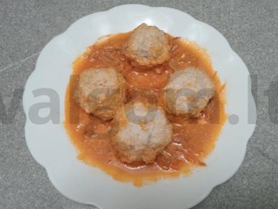 Vištienos faršo ir ryžių kotletai pomidorų sultyse pagrindine nuotrauka