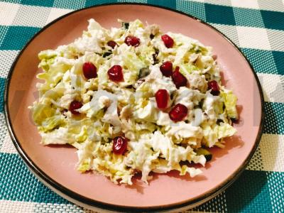 Lengvas salotas su vištiena, kopūstais ir granatais pagrindine nuotrauka