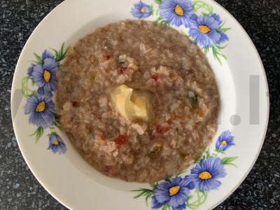 Grikių dribsniai su cukatais ir medumi pagrindine nuotrauka