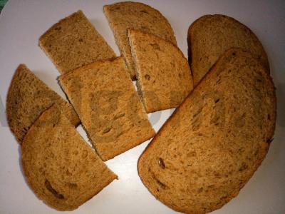 Sultingi tostai su šviežiais agurkais ir silke Žingsnis 1