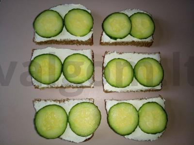 Sultingi tostai su šviežiais agurkais ir silke Žingsnis 3