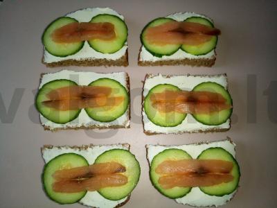 Sultingi tostai su šviežiais agurkais ir silke Žingsnis 4