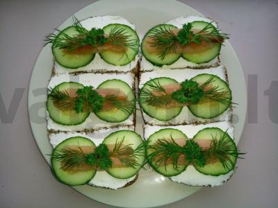 Sultingi tostai su šviežiais agurkais ir silke pagrindine nuotrauka