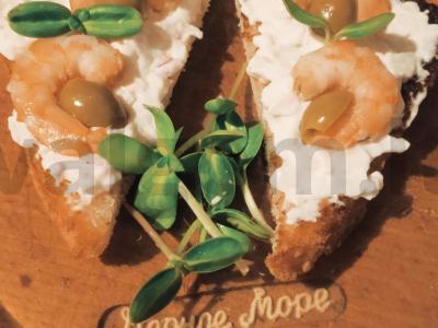 Tostai su krevetėmis ir alyvuogėmis pagrindine nuotrauka