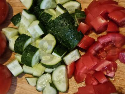 Daržovių, žolelių ir prieskonių salotas Žingsnis 1