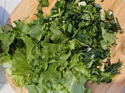 Daržovių, žolelių ir prieskonių salotas Žingsnis 2