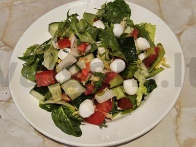 Daržovių, žolelių ir prieskonių salotas pagrindine nuotrauka