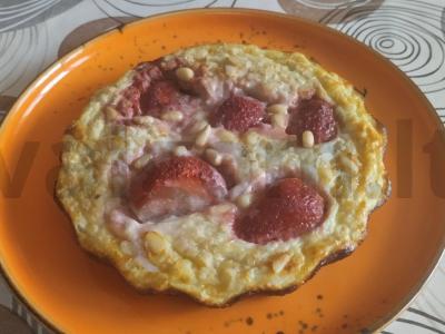 Avižų ir braškių pyragas su pušų riešutais pagrindine nuotrauka