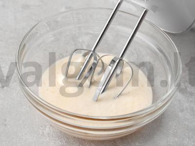 Medus pyragas su riešutais ir razinomis Žingsnis 3