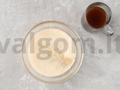 Medus pyragas su riešutais ir razinomis Žingsnis 4