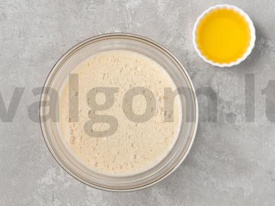 Medus pyragas su riešutais ir razinomis Žingsnis 5