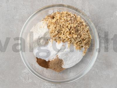 Medus pyragas su riešutais ir razinomis Žingsnis 6