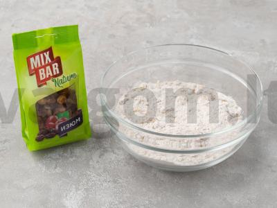 Medus pyragas su riešutais ir razinomis Žingsnis 7