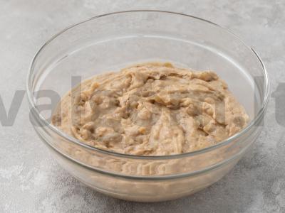 Medus pyragas su riešutais ir razinomis Žingsnis 8