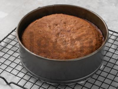 Medus pyragas su riešutais ir razinomis Žingsnis 10