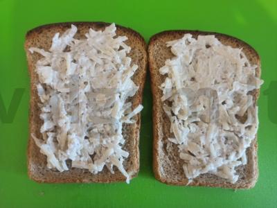 Kepti tostai su rūkytomis vištienos krūtinėlėmis ir marinuotais pievagrybiais Žingsnis 4