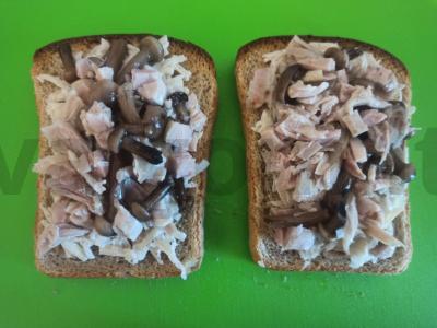 Kepti tostai su rūkytomis vištienos krūtinėlėmis ir marinuotais pievagrybiais Žingsnis 6