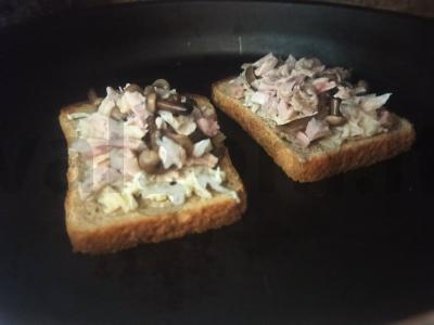 Kepti tostai su rūkytomis vištienos krūtinėlėmis ir marinuotais pievagrybiais Žingsnis 7