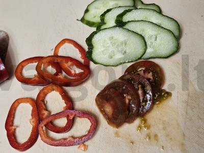 Hamburgeris su sultinga kotletu ir saldžiuoju pipiru Žingsnis 2