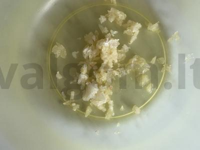 Kepti vištienos šlaunelės su bulvėmis majonezo-grietinėlės padaže Žingsnis 1