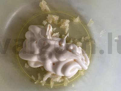 Kepti vištienos šlaunelės su bulvėmis majonezo-grietinėlės padaže Žingsnis 2