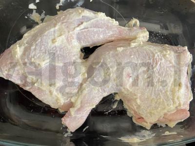 Kepti vištienos šlaunelės su bulvėmis majonezo-grietinėlės padaže Žingsnis 5